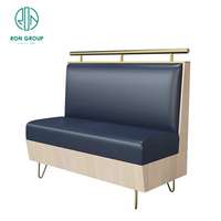 Ensemble de mobilier moderne pour café, restaurant, tables carrées en marbre, chaises en cuir bleu et canapé assorti