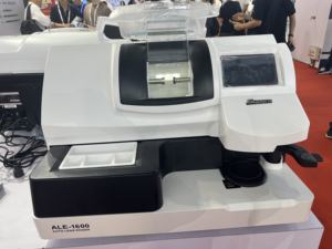 Machine automatique de découpe de verres sans gabarit pour lunettes, modèle ALE-1600, avec rainurage 3D, de la marque China Optical Instruments - Product Image 5