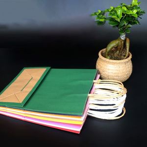 Sacs fourre-tout en kraft imperméables classiques de luxe en gros avec impression offset, logo personnalisé, poignées marron et blanches haute résistance - Product Image 2