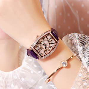 Reloj de mujer con forma de barril, correa de cuero genuino y cristales de diamante. - Product Image 3