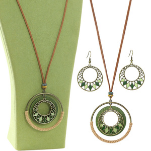 Ensemble collier et boucles d'oreilles bohèmes, pendentif géométrique en alliage vert, ensemble de bijoux tendance pour femmes - Product Image 1