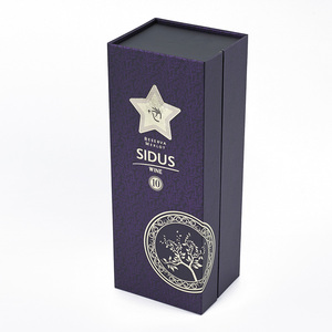 Caja Magnética Rígida Morada de Lujo con Logotipo Personalizado en Lámina Dorada e Inserto de Cartulina Blanca Impresa para Empaque de Botellas de Vino o Vidrio - Product Image 3
