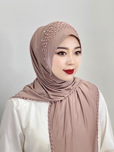Écharpe perlée unie pour femme avec bonnet intégré pratique, motif à carreaux en satin et coton, design clouté, en polyester - Product Image 5