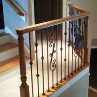 Pièces d'escalier en érable dur traditionnel certifié FSC BuildingWoods 7019-HM, accroche-main, installation facile, durable, pour balcon et villa