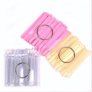 Tabla de Muestras de Color de Uñas Francesas de Plástico con Anillo Metálico para Práctica de Aplicación en Dedos - Product Image 6
