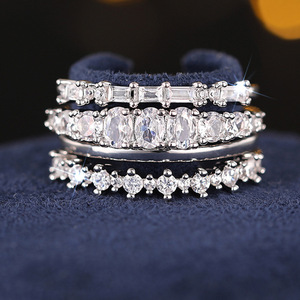 Set di Quattro Anelli Geometrici Scintillanti per Donne, Elegante Gioiello per Matrimonio e Fidanzamento - Product Image 6