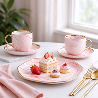 Coffret Cadeau Vaisselle en Céramique à Motif Marbre, Bordure Dorée Luxueuse, Réutilisable pour Fêtes de Famille, Réceptions et Mariages