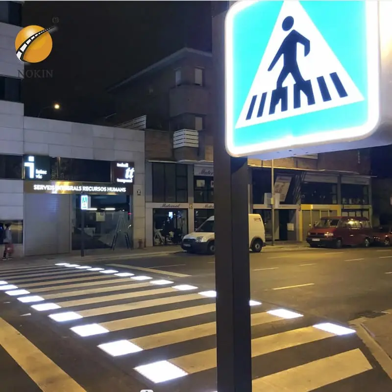 Nhiệm vụ nặng nề nhấp nháy crosswalk cho người đi bộ kích hoạt ánh sáng trong hệ thống giao thông thông minh