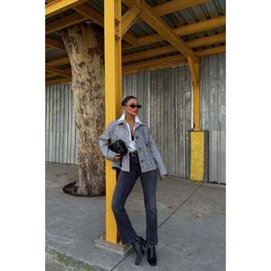 Chaqueta Gris Cruzada para Mujer con Detalle de Bolsillo Único - Product Image 2