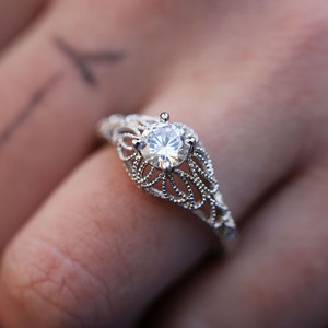 Anello Floreale Traforato per Donne, Elegante Stile Occidentale, Accessorio da Dito per Feste e Matrimoni, Idea Regalo - Product Image 3