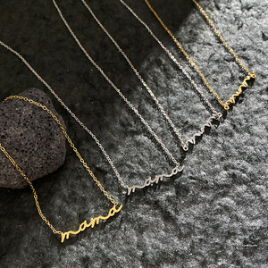 Collana Minimalista con Scritta MAMA in Minuscolo - Catena per Clavicola in Acciaio Inossidabile Placcato Oro 18K - Regalo Trendy per la Festa della Mamma - Product Image 1