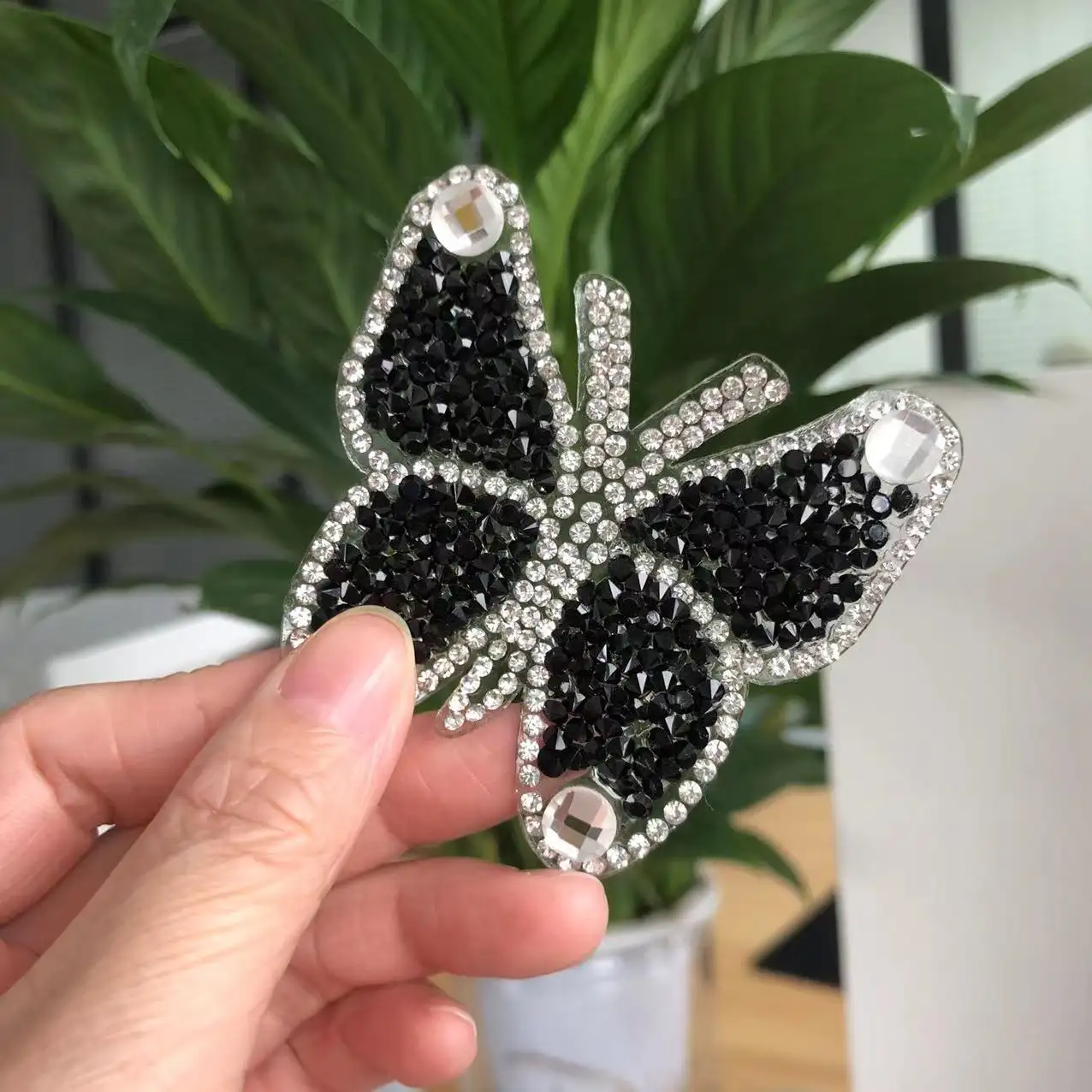 Parches de perlas de mariposa para sombreros, chenilla de piedra de cristal 3D con letras de hierro, muestra gratis