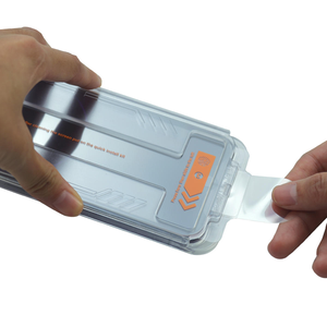 Protection d'écran en verre trempé de qualité supérieure sur mesure OEM pour iPhone 15 avec kit d'alignement automatique et kit d'installation rapide - Product Image 4