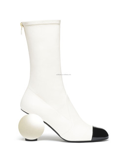 Bottes à talons mi-mollet pour femme, style luxe de podium, oversize, en cuir d'agneau extensible et cuir de veau verni, avec perles blanches - Product Image 3