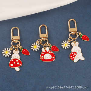 Ute seta conejo aleación aceite gota llavero colgante fresco conejito fresa accesorios auricular funda bolsa Decoración - Product Image 4