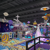 Aire de jeux intérieure pour enfants sur le thème de l'espace, avec toboggans, trampoline, labyrinthe, zone d'escalade, piscine à balles, filet de protection en plastique