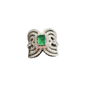 Anello da Donna Q647 in Oro Bianco con Diamanti e Smeraldi Laterali, Smeraldo Naturale Taglio Smeraldo Colore D, Gioiello di Fidanzamento - Product Image 5
