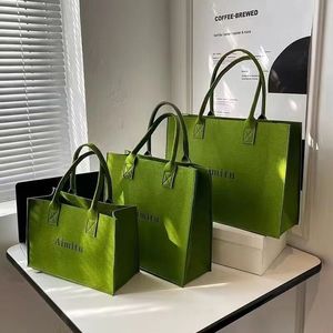 Sac fourre-tout en feutre bleu personnalisé avec logo, grande capacité, design surdimensionné, pour les courses quotidiennes en extérieur - Product Image 4