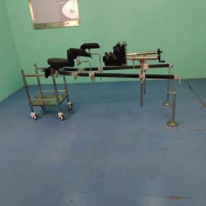 Marco de tracción ortopédico de acero inoxidable QYJ-658 de 23 pulgadas, ajustable manualmente para mesa de operaciones, fijación quirúrgica - Product Image 1