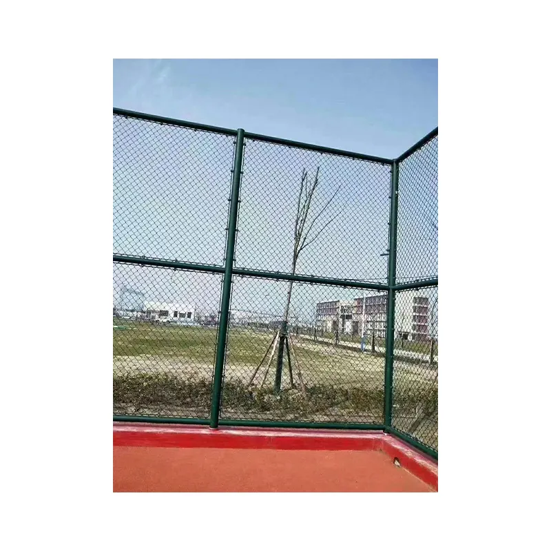 พีวีซีเคลือบสีเขียวโลหะโซ่เชื่อมโยงตาข่ายสนามบาสเกตบอลรั้วสนามเทนนิสรั้ว