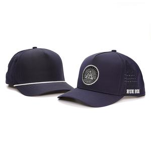 Gorra Snapback Premium de 6 Paneles con Orificios Cortados a Láser, Gorras Personalizadas de Alto Rendimiento - Product Image 1