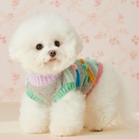 Gilet sans manches rayé pour animaux de compagnie avec pompons 3D colorés – Vêtements tricotés chauds pour chiens et chats – Tenue mignonne pour animaux de compagnie pour l'automne et l'hiver