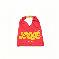 Sac fourre-tout triangulaire rouge avec lettrage jaune, sac de shopping tendance, design ouvert, utilisation toutes saisons