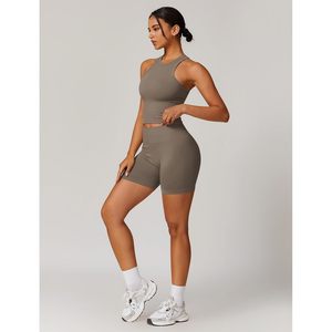 ชุดออกกำลังกายผู้หญิง เสื้อครอปแบบ Racerback กางเกงขาสั้นเอวสูงทรง Biker ชุดโยคะ 2 ชิ้น ผ้าสแปนเด็กซ์ โพลีเอสเตอร์ ระบายเหงื่อได้ดี แห้งไว - Product Image 4