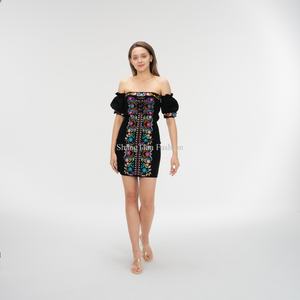 ชุดเดรส OEM เซ็กซี่สำหรับผู้หญิง แบบเปิดไหล่ แขนสั้น ปักลายดอกไม้ สีดำ ทรงเข้ารูป - Product Image 4