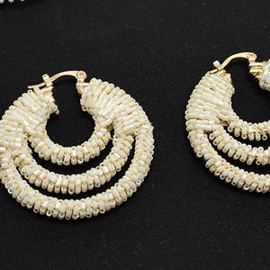 ต่างหูแบบห้อยทรงมงกุฎทำจากไม้สนโบราณ ประดับด้วยอำพัน ผสมผสานงานฝีมือแบบดั้งเดิมและทันสมัยอย่างลงตัว - Product Image 1