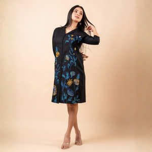 Camisa de Lino Negra de Alta Calidad con Bordado Floral, Vestido Elegante y Duradero para Mujer - Product Image 4