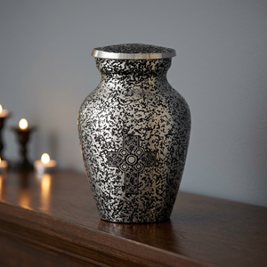Urne funéraire en métal, urne commémorative ovale, vase commémoratif, croix celtique argentée, 200 pouces cubes, artisanat indien, décoration pour la maison - Product Image 3