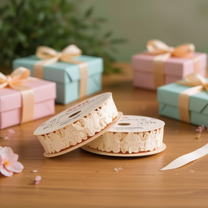 Nastro decorativo ILAN 1,6 cm x 2,7 m color crema con bordo arricciato per confezioni regalo e artigianato - Product Image 2