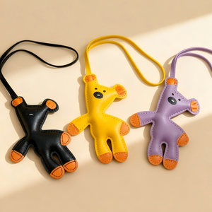 Llavero de coche con forma de oso de peluche de dibujos animados, duradero, de cuero PU, colgante para decoración de bolsos - Product Image 2