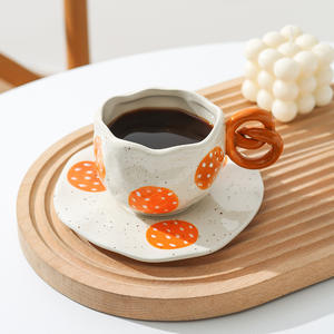 Ensemble tasse et soucoupe à café en céramique de forme irrégulière, peintes à la main, personnalisables, écologiques, pour le thé de l'après-midi - Product Image 3