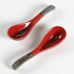 Cuchara de Sopa de Cerámica con Mango Esmaltado en Rojo para Uso en Restaurantes y Hoteles - Product Image 3