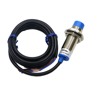 Capteur de proximité inductif M18 NPN NO haute performance pour détection de métaux non encastrés, idéal pour l'automatisation industrielle - Product Image 3