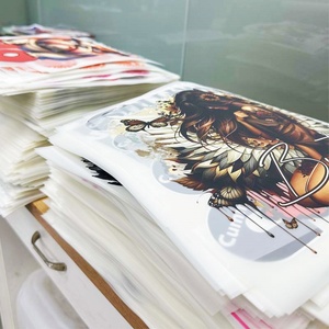 Étiquettes de transfert de chaleur DTF personnalisées de haute qualité décalcomanies en fer conçues en usine pour les vêtements conceptions prêtes à presser l'impression de vêtements - Product Image 1