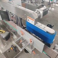Machine d'étiquetage automatique de type linéaire pour bouteilles rondes, carrées et plates, avec étiquettes autocollantes
