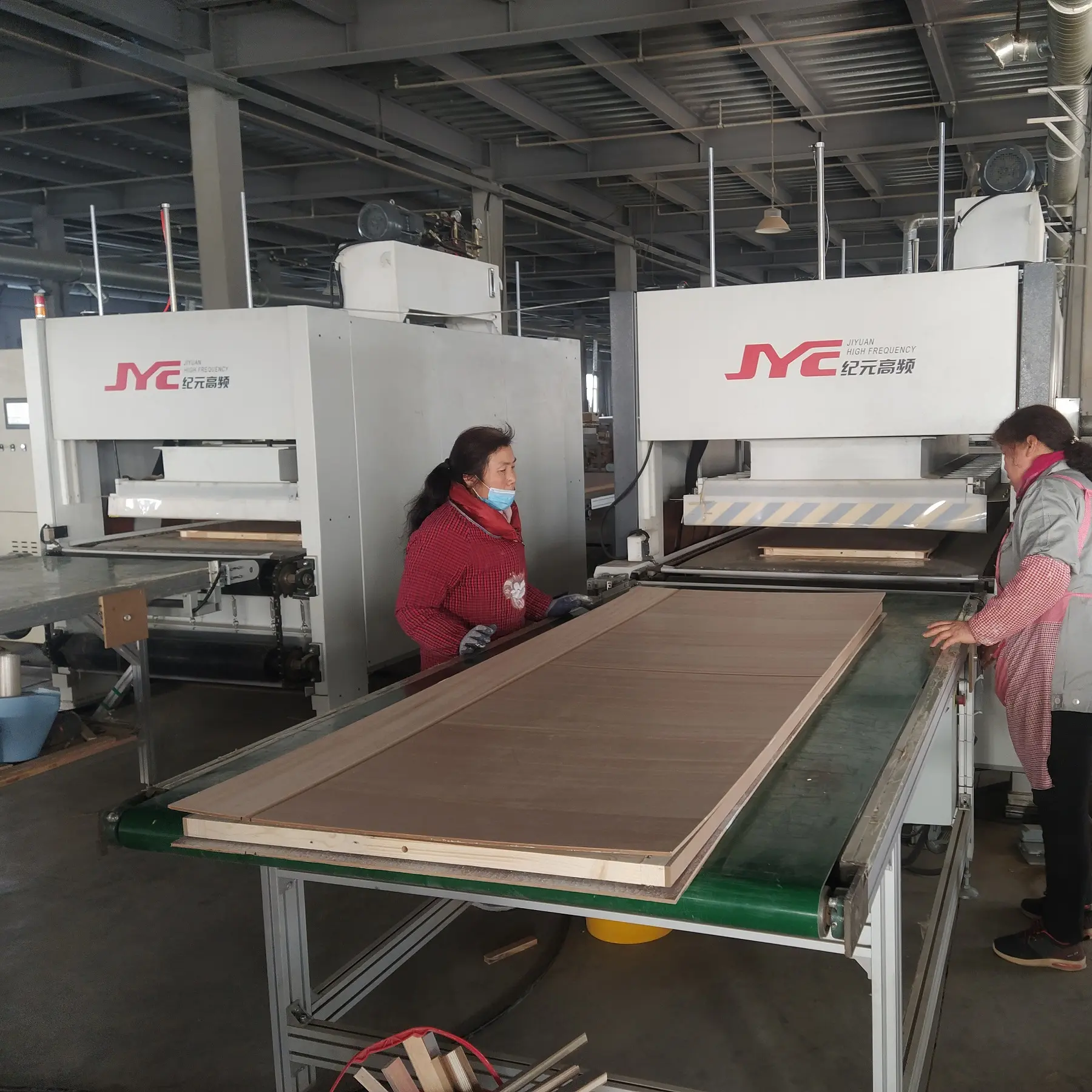 JYC हाई फ़्रीक्वेंसी लैमिनेटिंग वेनीर हॉट प्रेस मशीन लकड़ी के दरवाज़े बनाना