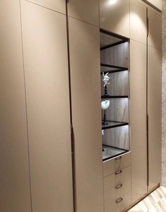 Armario Empotrado de Lujo con Acabado Brillante Estilo Europeo - Product Image 1