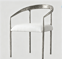 Sillón de Comedor Moderno Escultural con Brazos Curvos en Forma de C, Textura Martillada, Estructura de Metal Plateado y Cojín de Lino Blanco