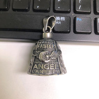 Porte-clés pendentif clochette de casque de moto style punk avec logo personnalisé, motif Gremlin Wheel Guardian Bell et aile d'ange, idéal pour cadeau de mariage ou de fête