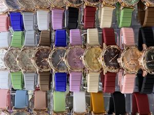 Montre pour femme, boîtier rond plaqué or, bracelet en silicone, cadran rose, montre tendance - Product Image 3