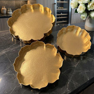 Assiettes décoratives en métal doré en forme de fleur, faites à la main, gravées, modernes, de luxe, pour mariage - Product Image 2
