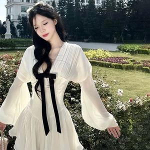 เดรสสั้นแขนยาวคอวีผูกโบว์สีสันสดใสสไตล์สาวหวานฝรั่งเศส ดีไซน์หรูหราอเนกประสงค์ แขนทรงโคมไฟ ช่วยเสริมลุคให้ดูดี - Product Image 3