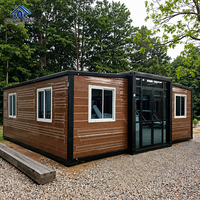 Maison conteneur modulaire préfabriquée en acier, extensible, avec double porte vitrée pliante, finition imitation bois, pour camping en forêt ou villa