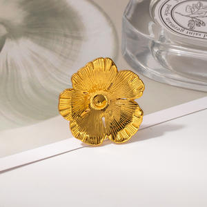 Bagues ouvertes G Chunky à sertissage floral, plaquées or 18 carats, tendance, de luxe, pour mariage, pour femmes, vente en gros - Product Image 6