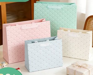 Sacs cadeaux en papier matelassé gaufré de luxe avec poignées en patchwork, couleurs pastel, réutilisables, sacs shopping artisanaux de spécialité, logo personnalisable - Product Image 1