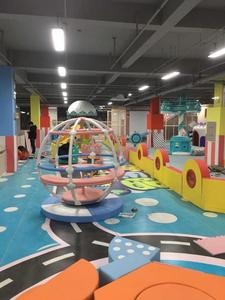 Logiciel de terrain de jeux intérieur pour parcs d'attractions scolaires : Globe rotatif en mousse souple avec fonctions pour enfants - Product Image 5